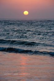 Image du Maroc Professionnelle de  Un magnifique coucher de soleil sur la plage de Souiria Lekdima à 30 Km au sud de Safi, dans cette splendide région du Maroc sur l'océan atlantique. De nombreux européens profitent des joies de la mer sur cette plage un peu désertée par les marocains, le 5 Janvier 2007. (Photo / Abdeljalil Bounhar)